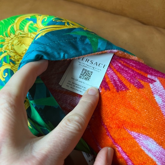 Versace Bath Slippers Size large, new with tags - Picture 2 of 6